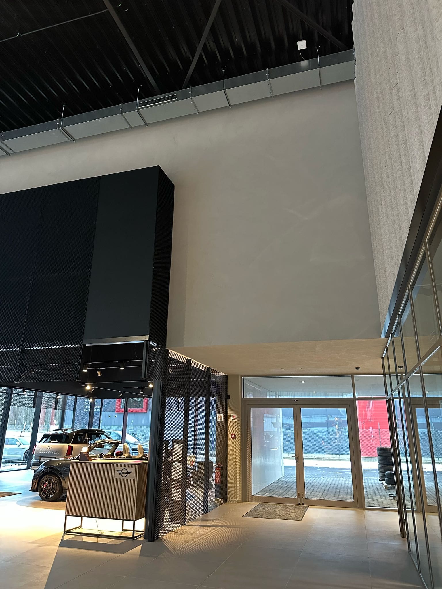 Deco ClayStuc BMW Garage Lanklaar Inkom